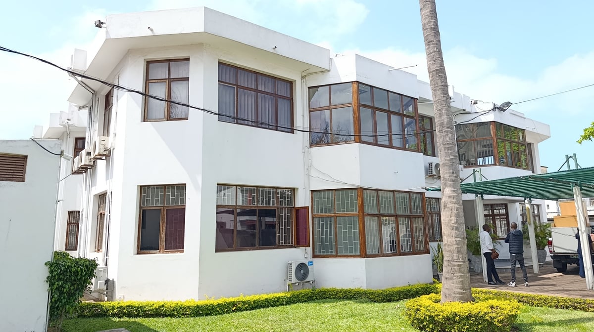 Office for Rent in Polana – 27 Rooms, Parking for 18 Cars, Av. Agostinho Neto - Image 1